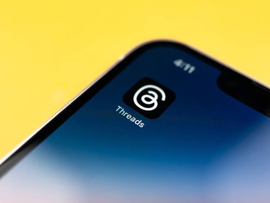 Batı Bangal, Hindistan - 5 Temmuz 2023: Telefon ekranı görüntülerindeki iplik uygulaması.