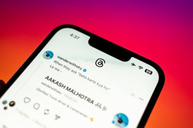 Batı Bangal, Hindistan - 5 Temmuz 2023: Telefon ekranı görüntülerindeki iplik uygulaması.