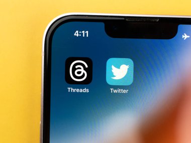 Batı Bangal, Hindistan - 5 Temmuz 2023: Telefon ekranı görüntülerindeki iplik uygulaması.