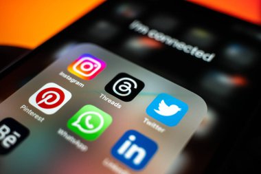 Batı Bangal, Hindistan - 5 Temmuz 2023: Telefon ekranı görüntülerindeki iplik uygulaması.