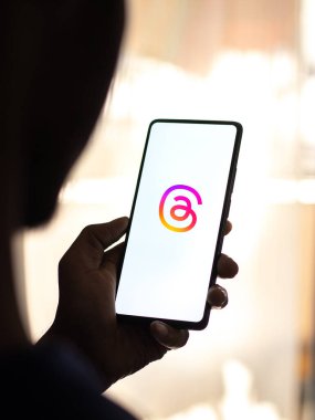 Batı Bangal, Hindistan - 5 Temmuz 2023: Telefon ekranı görüntülerindeki iplik uygulaması.