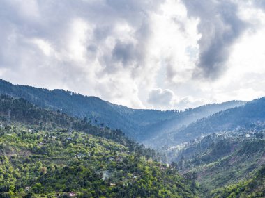 Nefes kesen manzara ve Kaşmir dağlarının görüntüsü. 