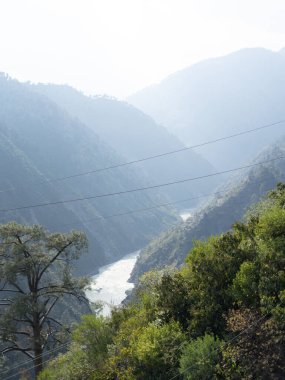 Nefes kesen manzara ve Kaşmir dağlarının görüntüsü. 