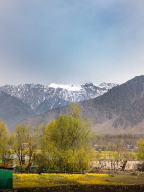 Nefes kesen manzara ve Kaşmir dağlarının görüntüsü. 