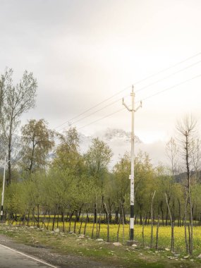 Nefes kesen manzara ve Kaşmir dağlarının görüntüsü. 