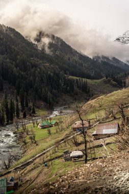 Nefes kesen manzara ve Kaşmir dağlarının görüntüsü. 