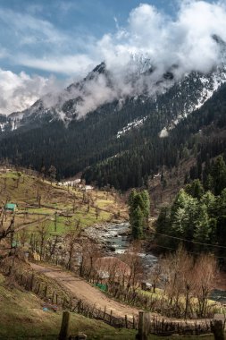 Nefes kesen manzara ve Kaşmir dağlarının görüntüsü. 