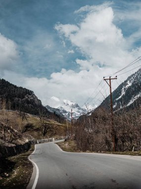Nefes kesen manzara ve Kaşmir dağlarının görüntüsü. 
