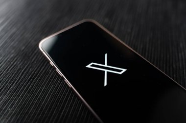 Batı Bangal, Hindistan - 24 Temmuz 2023: Telefon ekranında X logosu.