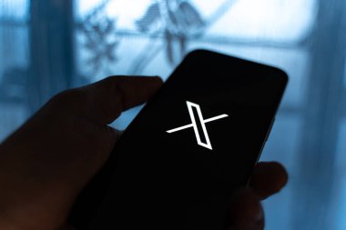 Batı Bangal, Hindistan - 24 Temmuz 2023: Telefon ekranında X logosu.