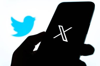 Batı Bangal, Hindistan - 24 Temmuz 2023: Telefon ekranında X logosu.