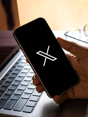 Batı Bangal, Hindistan - 24 Temmuz 2023: Telefon ekranında X logosu.