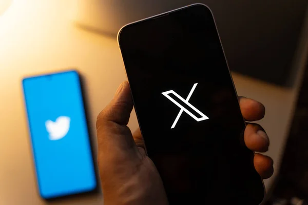 Batı Bangal, Hindistan - 24 Temmuz 2023: Telefon ekranında X logosu.