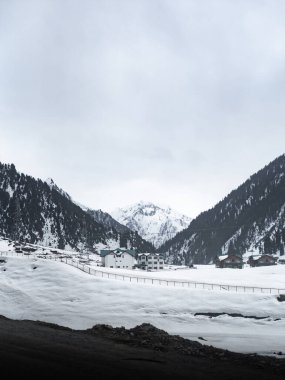 Kashmir 'de karla kaplı ağaçlar ve dağlarla kaplı güzel kış manzarası.