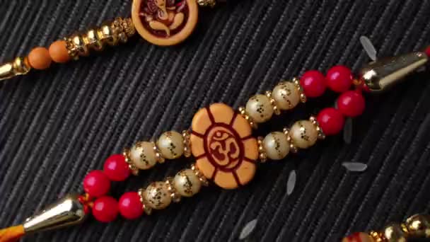 Raksha Bandhan Hintergrund Mit Einer Eleganten Rakhi Und Reiskörner Auf — Stockvideo