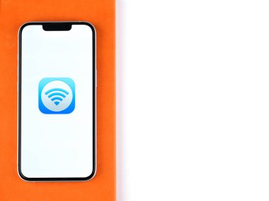 Batı Bangal, Hindistan - 20 Şubat 2023: Telefon ekranında Apple AirPort Aracı.