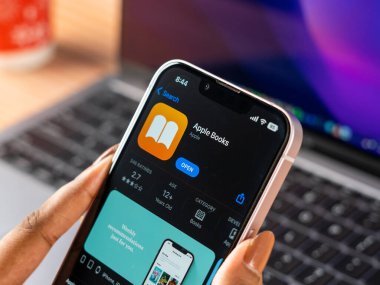 Batı Bangal, Hindistan - 20 Şubat 2023: Telefon ekranında Apple Books.