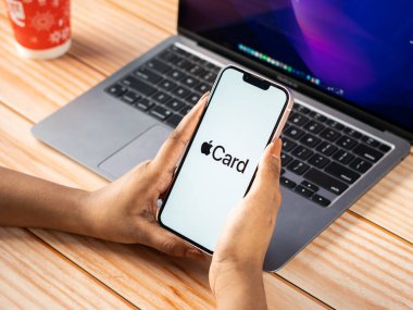 Batı Bangal, Hindistan - 20 Şubat 2023: Telefon ekranında Apple Card.