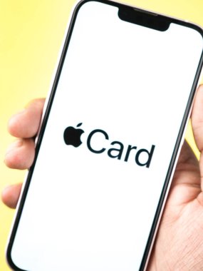 Batı Bangal, Hindistan - 20 Şubat 2023: Telefon ekranında Apple Card.