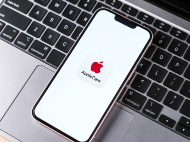 Batı Bangal, Hindistan - 20 Şubat 2023: Telefon ekranında Apple Care.