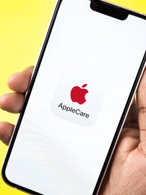 Batı Bangal, Hindistan - 20 Şubat 2023: Telefon ekranında Apple Care.