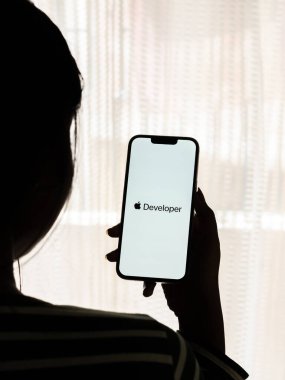 Batı Bangal, Hindistan - 20 Şubat 2023: Telefon ekranındaki Apple Geliştirici.