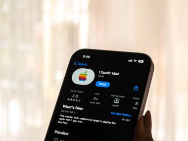 Batı Bangal, Hindistan - 20 Nisan 2022: Telefon ekranında Apple logosu.