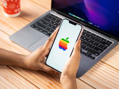 Batı Bangal, Hindistan - 20 Nisan 2022: Telefon ekranında Apple logosu.