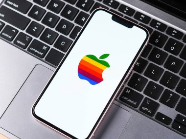 Batı Bangal, Hindistan - 20 Nisan 2022: Telefon ekranında Apple logosu.