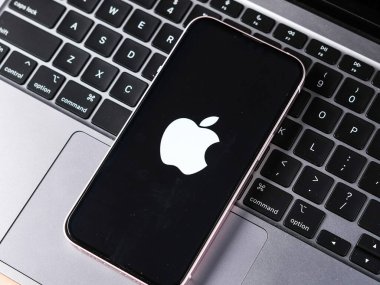 Batı Bangal, Hindistan - 20 Nisan 2022: Telefon ekranında Apple logosu.