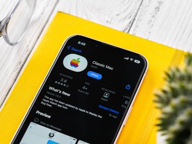 Batı Bangal, Hindistan - 20 Nisan 2022: Telefon ekranında Apple logosu.