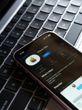 Batı Bangal, Hindistan - 20 Nisan 2022: Telefon ekranında Apple logosu.