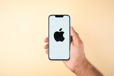 Batı Bangal, Hindistan - 20 Nisan 2022: Telefon ekranında Apple logosu.