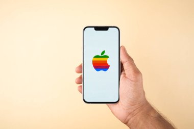 Batı Bangal, Hindistan - 20 Nisan 2022: Telefon ekranında Apple logosu.