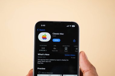 Batı Bangal, Hindistan - 20 Nisan 2022: Telefon ekranında Apple logosu.