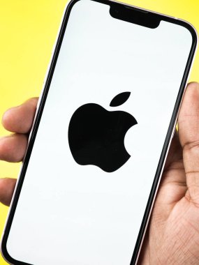 Batı Bangal, Hindistan - 20 Nisan 2022: Telefon ekranında Apple logosu.