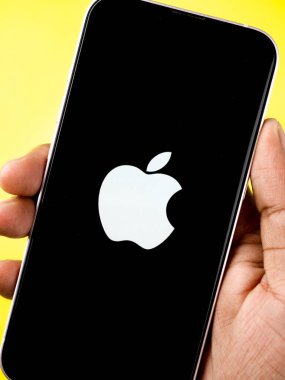 Batı Bangal, Hindistan - 20 Nisan 2022: Telefon ekranında Apple logosu.
