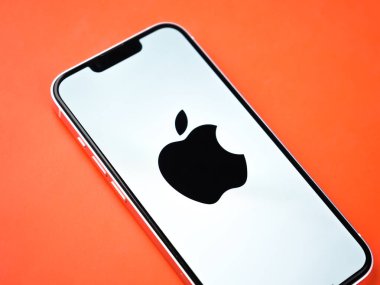 Batı Bangal, Hindistan - 20 Nisan 2022: Telefon ekranında Apple logosu.