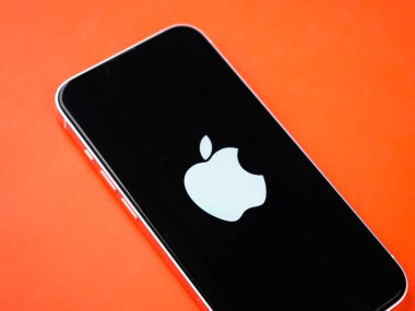 Batı Bangal, Hindistan - 20 Nisan 2022: Telefon ekranında Apple logosu.
