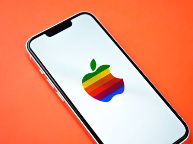Batı Bangal, Hindistan - 20 Nisan 2022: Telefon ekranında Apple logosu.