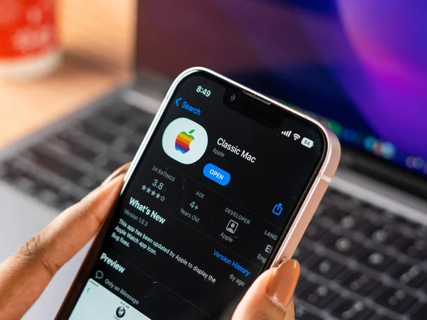 Batı Bangal, Hindistan - 20 Nisan 2022: Telefon ekranında Apple logosu.
