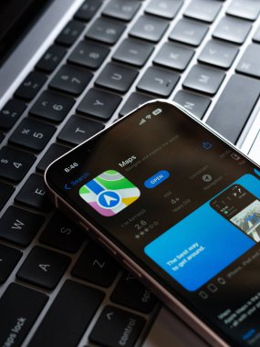 Batı Bangal, Hindistan - 20 Şubat 2023: Telefon ekranındaki Apple haritaları.
