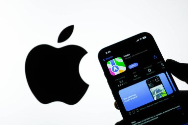 Batı Bangal, Hindistan - 20 Şubat 2023: Telefon ekranındaki Apple haritaları.