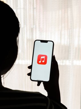 Batı Bangal, Hindistan - 28 Eylül 2021: Telefon ekranında Apple Müzik logosu.