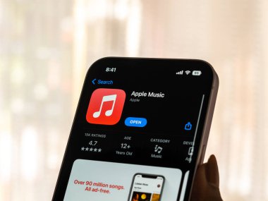 Batı Bangal, Hindistan - 28 Eylül 2021: Telefon ekranında Apple Müzik logosu.