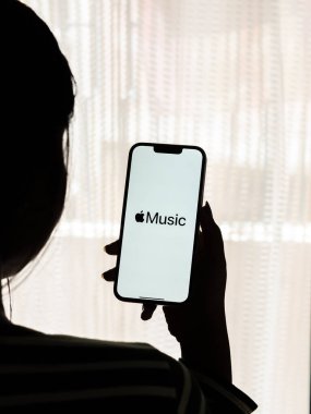 Batı Bangal, Hindistan - 28 Eylül 2021: Telefon ekranında Apple Müzik logosu.