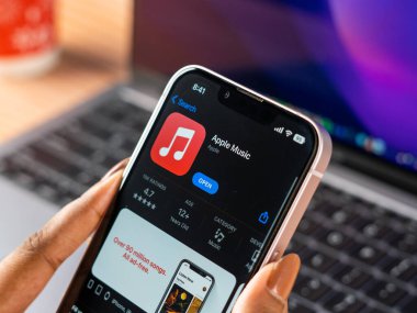 Batı Bangal, Hindistan - 28 Eylül 2021: Telefon ekranında Apple Müzik logosu.