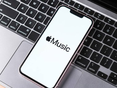 Batı Bangal, Hindistan - 28 Eylül 2021: Telefon ekranında Apple Müzik logosu.