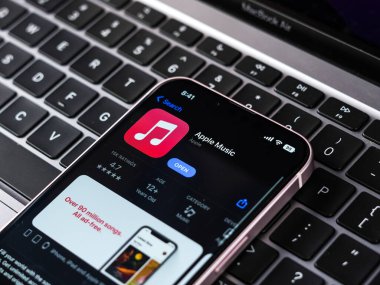 Batı Bangal, Hindistan - 28 Eylül 2021: Telefon ekranında Apple Müzik logosu.