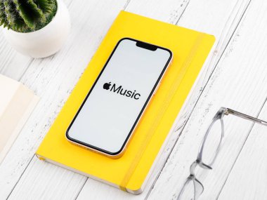 Batı Bangal, Hindistan - 28 Eylül 2021: Telefon ekranında Apple Müzik logosu.